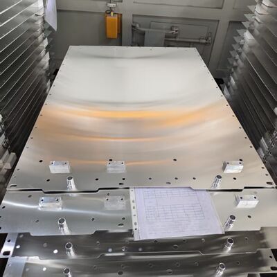 Phẩm chất Tấm làm mát bằng chất lỏng pin EV tùy chỉnh Dập lũy tiến CAB Khay làm mát bằng nhôm hàn chân không có lớp cách nhiệt bằng bọt PU nhà máy